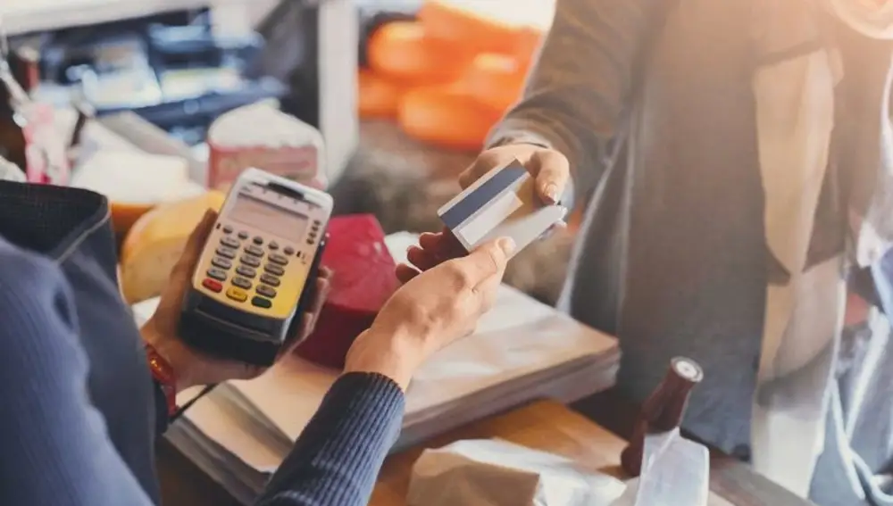 El 63% de los españoles paga con tarjeta durante sus vacaciones, según PaynoPain