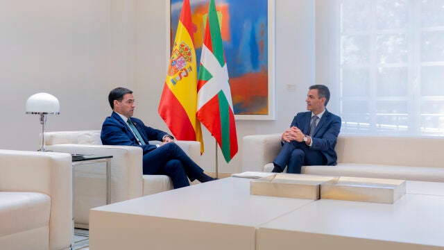 Sánchez y Pradales se reúnen en Moncloa para abordar el traspaso del primer bloque de la Seguridad Social