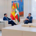 Sánchez y Pradales se reúnen en Moncloa para abordar el traspaso del primer bloque de la Seguridad Social