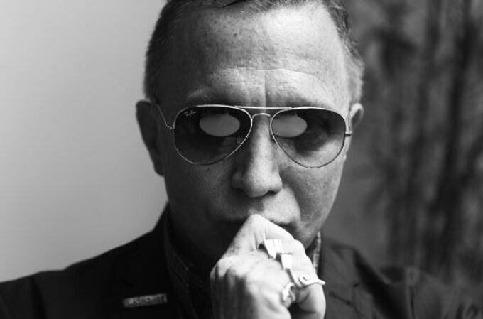 El artista canadiense Bruce Labruce en una serie de fotografías con un anillo que es marca de la casa: "Obscenidad"