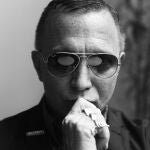 El artista canadiense Bruce Labruce en una serie de fotografías con un anillo que es marca de la casa: "Obscenidad"