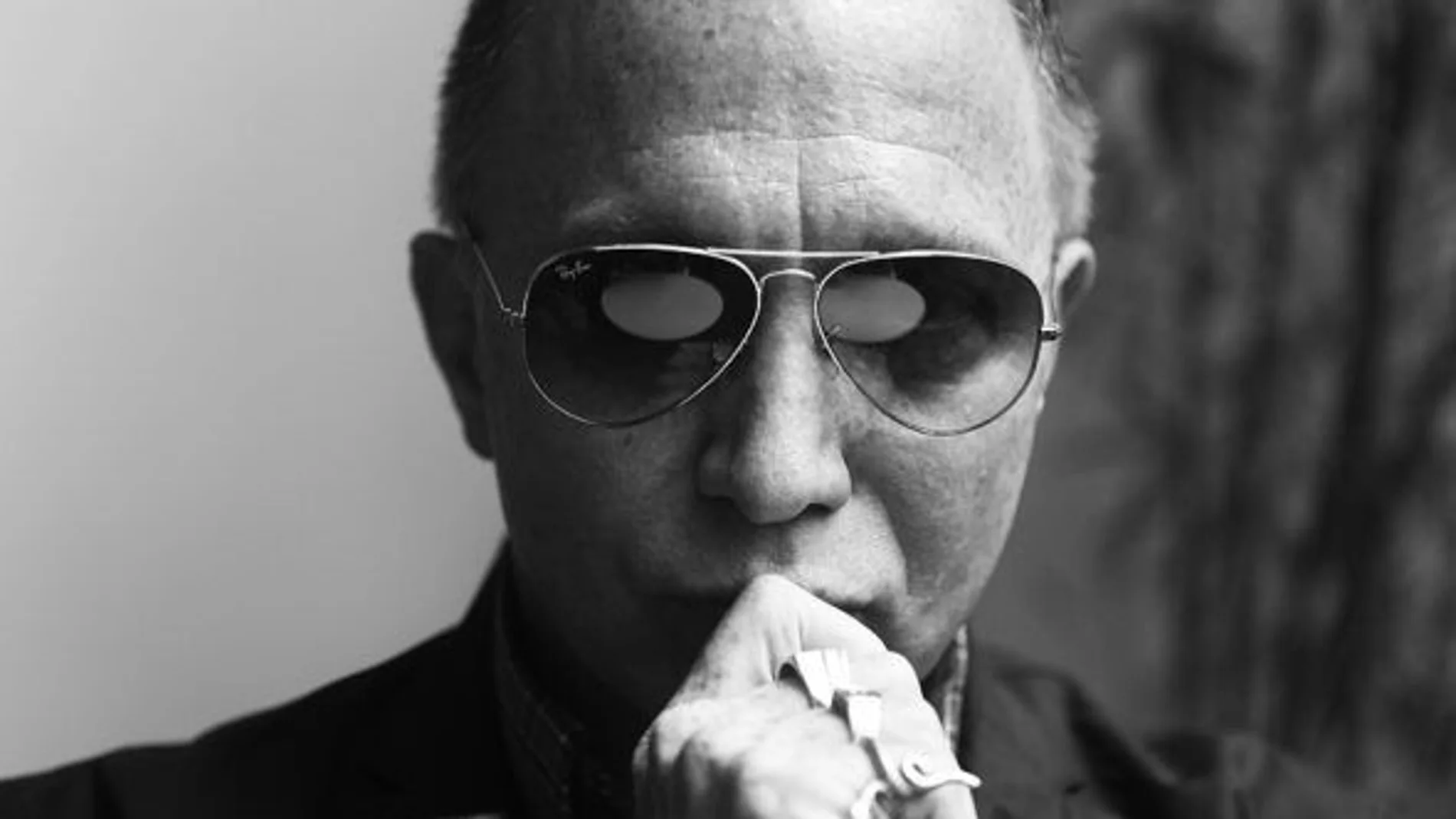 El artista canadiense Bruce Labruce en una serie de fotografías con un anillo que es marca de la casa: "Obscenidad"