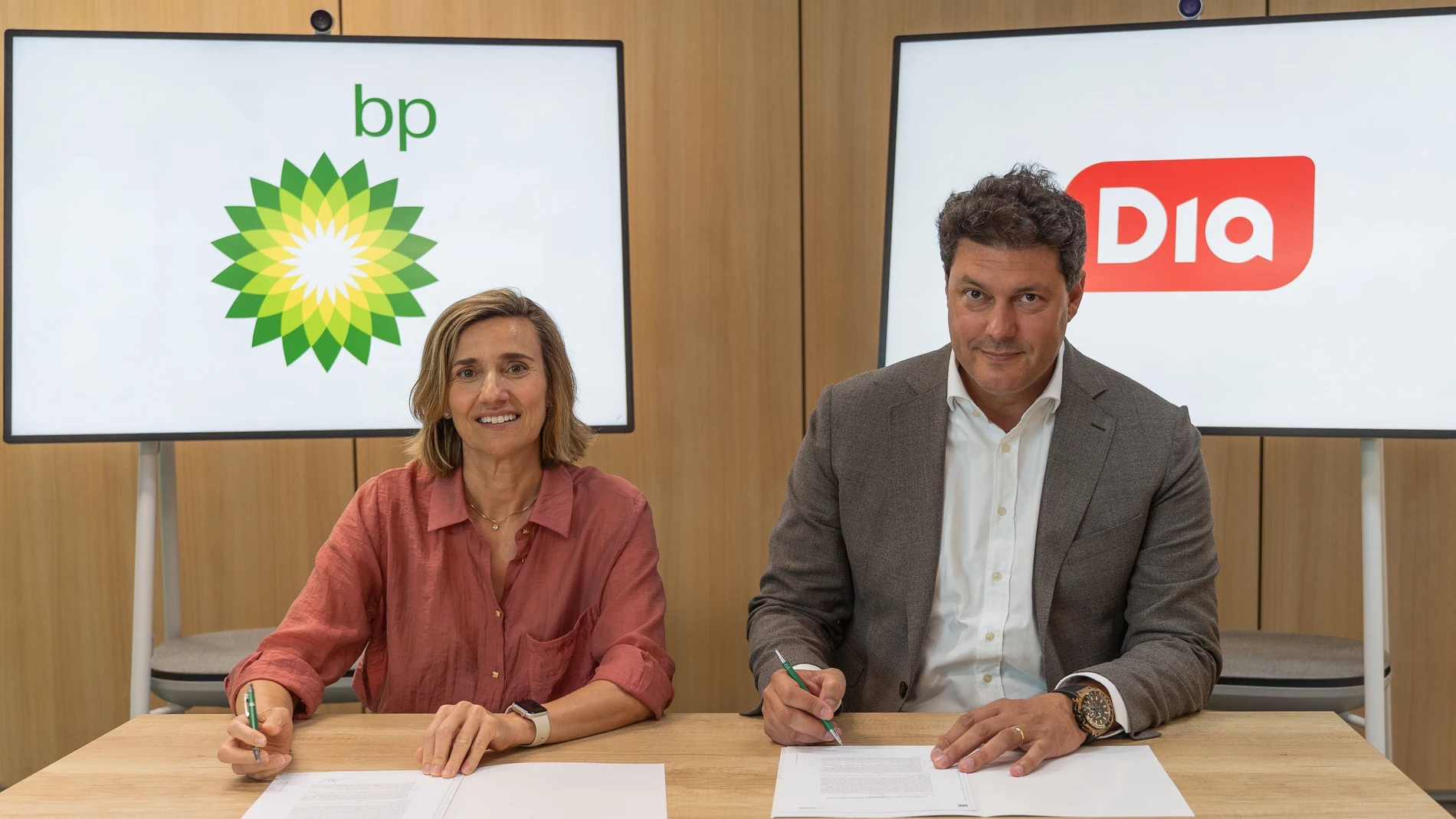 El consejero delegado de Dia España, Ricardo Álvarez, y la presidenta de BP Energía España, Olvido Moraleda REMITIDA / HANDOUT por BP Y DIA Fotografía remitida a medios de comunicación exclusivamente para ilustrar la noticia a la que hace referencia la imagen, y citando la procedencia de la imagen en la firma 15/07/2025