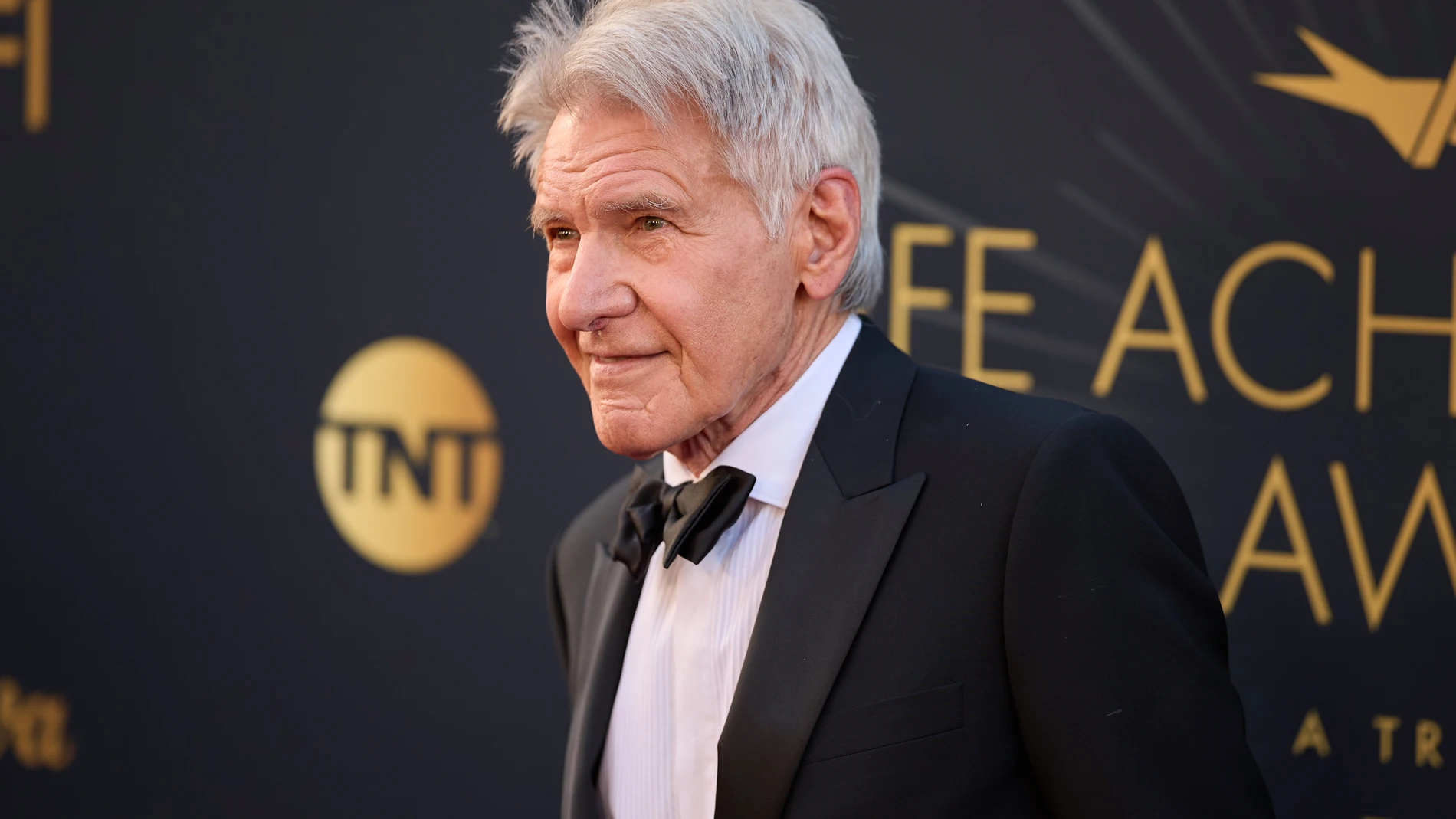 EPA394. BOGOTÁ (COLOMBIA), 15/07/2025.- Fotografía de archivo del 26 de abril de 2025 del actor estadounidense Harrison Ford posando en la Gala del Premio a la Trayectoria del American Film Institute, en el Dolby Theatre de Los Ángeles (Estados Unidos). Ford consiguió este martes a sus 83 años su primera nominación al Emmy a mejor actor de reparto por su interpretación en la comedia 'Terapia sin filtro' (Apple TV+). EFE/ Allison Dinner ARCHIVO