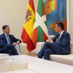Sánchez y Pradales se reúnen hoy en Moncloa para abordar el traspaso del primer bloque de la Seguridad Social