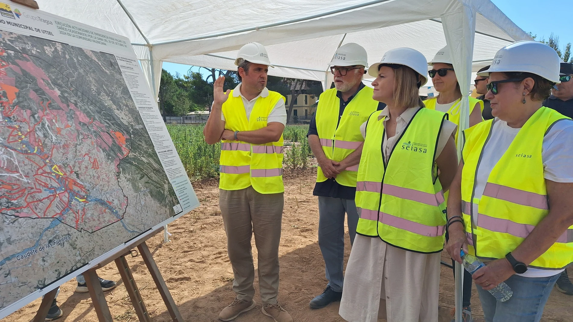 La delegada del Gobierno en la Comunitat Valenciana, Pilar Bernabé, ha visitado junto al presidente de la Sociedad Estatal de Infraestructuras Agrarias (SEIASA) del Ministerio de Agricultura, Pesca y Alimentación, Francisco Rodríguez Mulero, Utiel-Requena REMITIDA / HANDOUT por DELEGACIÓN GOBIERNO CV Fotografía remitida a medios de comunicación exclusivamente para ilustrar la noticia a la que hace referencia la imagen, y citando la procedencia de la imagen en la firma 15/07/2025