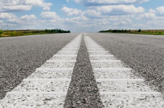 ¿Sabes porqué suenan las líneas blancas de la carretera cuando las pisas?