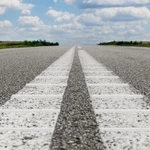 ¿Sabes porqué suenan las líneas blancas de la carretera cuando las pisas?