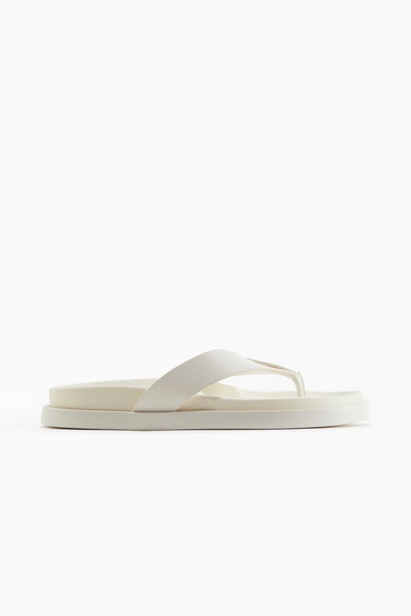 Chanclas blancas.