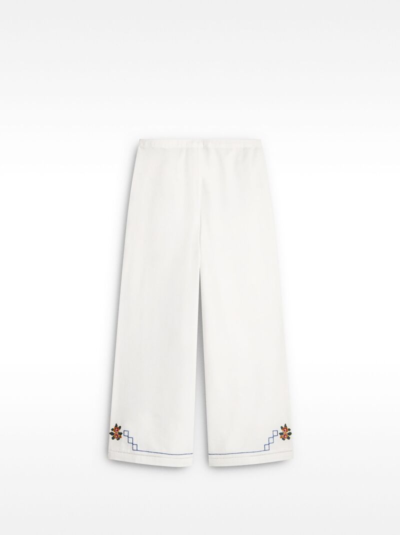 Pantalones bordados.