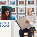 La niña afgana de ojos verdes vuelve a mirarnos desde la portada de Capturando el alma: el libro definitivo de Steve McCurry