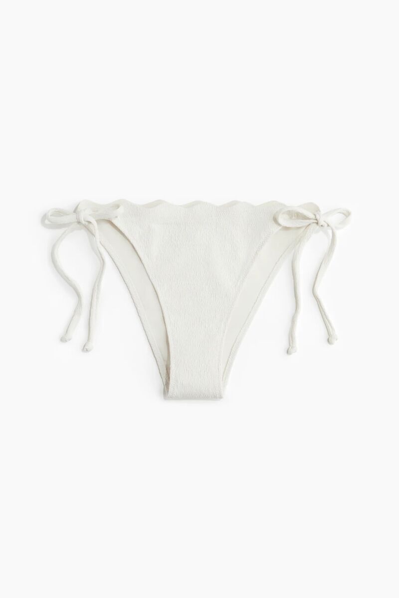 Braguita de bikini en blanco.