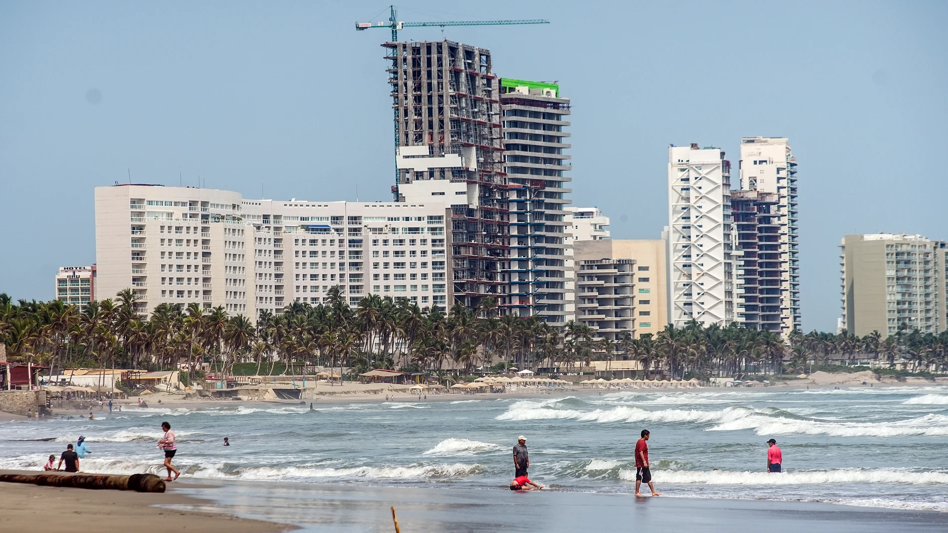 MEX7754. ACAPULCO (MÉXICO), 15/07/2025.- Turistas disfrutan de una playa este lunes, en Acapulco (México). Hoteleros y prestadores de servicios turísticos del balneario de Acapulco, en el sureño estado mexicano de Guerrero, se preparan para el inicio de las vacaciones de verano en medio de la difícil situación por las afectaciones en los últimos años de fenómenos naturales, pero con esperanza de que las cosas mejoren. EFE/ David Guzmán