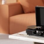 No es solo decoración: este tocadiscos suena fuerte, se conecta al móvil y reproduce vinilos de verdad