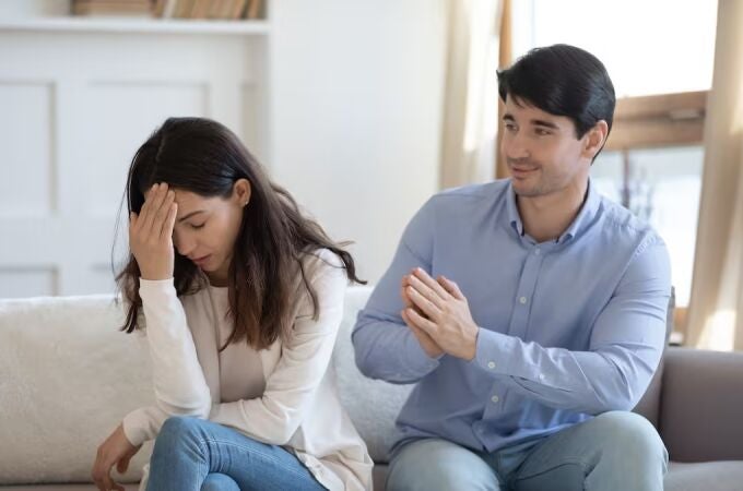 La psicología aclara qué significa que una persona se calle ante una discusión