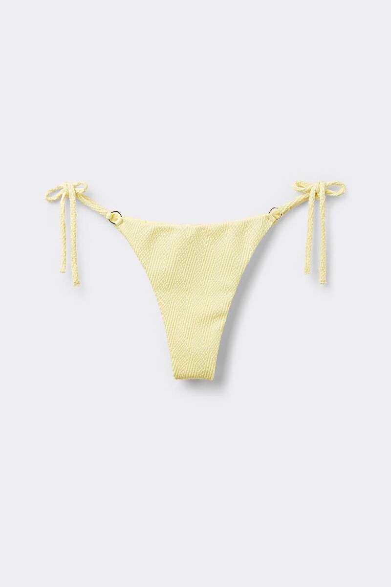Braguita de bikini amarilla.