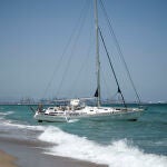 Un velero lleva encallado desde el sábado en la playa de El Saler, en València