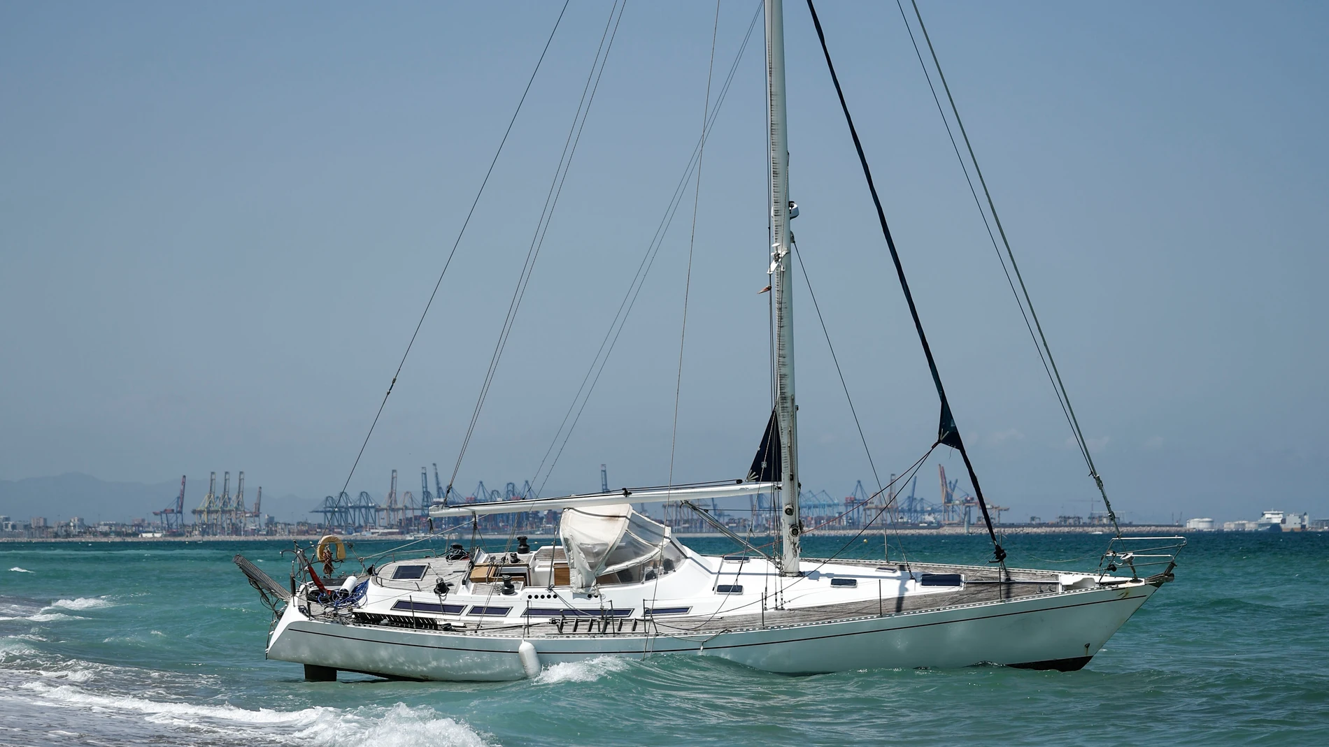 GRAFCVA8664. EL SALER (VALÈNCIA), 15/07/2025.- Un velero lleva desde el pasado sábado encallado en la playa de El Saler, en València, sin ningún tripulante a bordo, y ese mismo día la Guardia Civil y Salvamento Marítimo intentaron remolcarlo sin éxito, por lo que ahora su propietario deberá presentar a Capitanía Marítima de Valencia un plan de reflotamiento. EFE/Biel Aliño