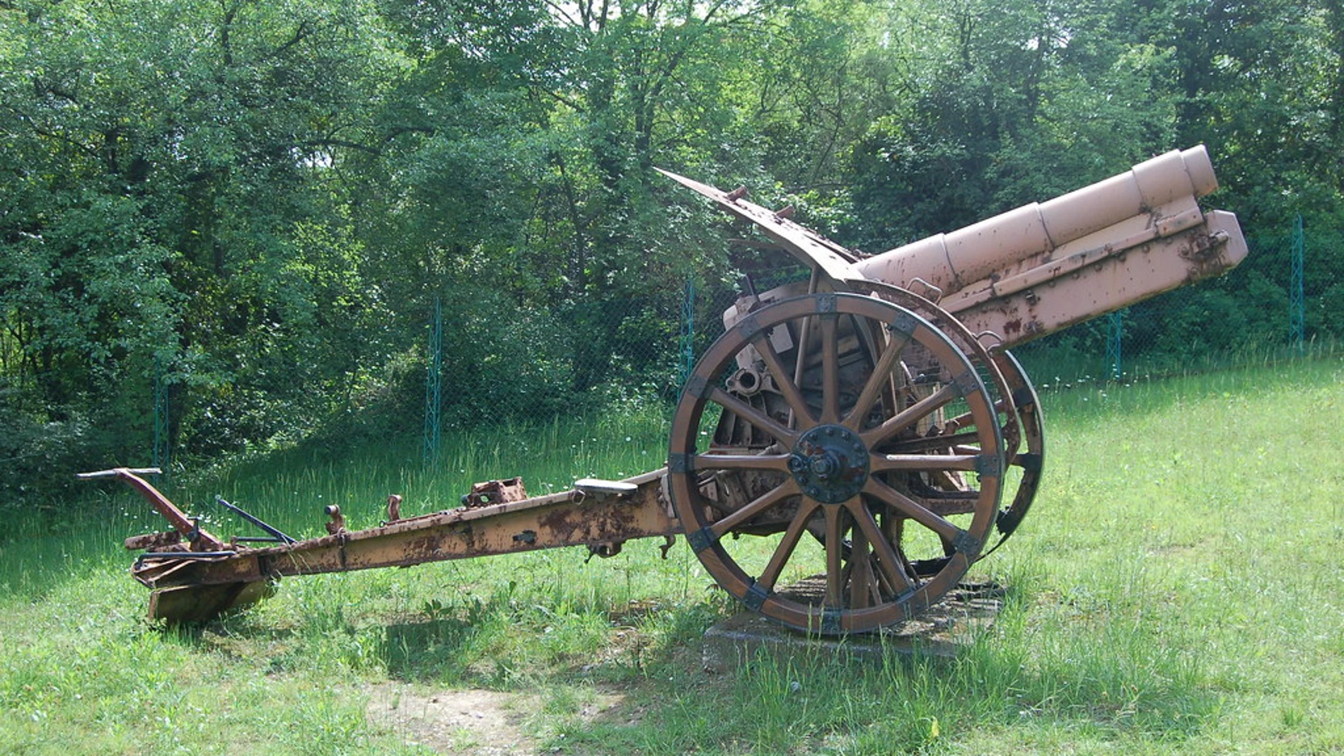 Aparece una pieza de artillería de calibre 155 mm que está sobre un cureña con ruedas
