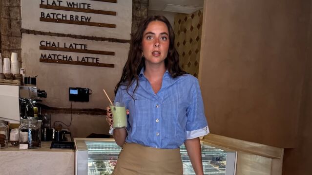 Influencer con look de oficina para verano.
