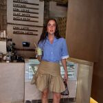 Influencer con look de oficina para verano.