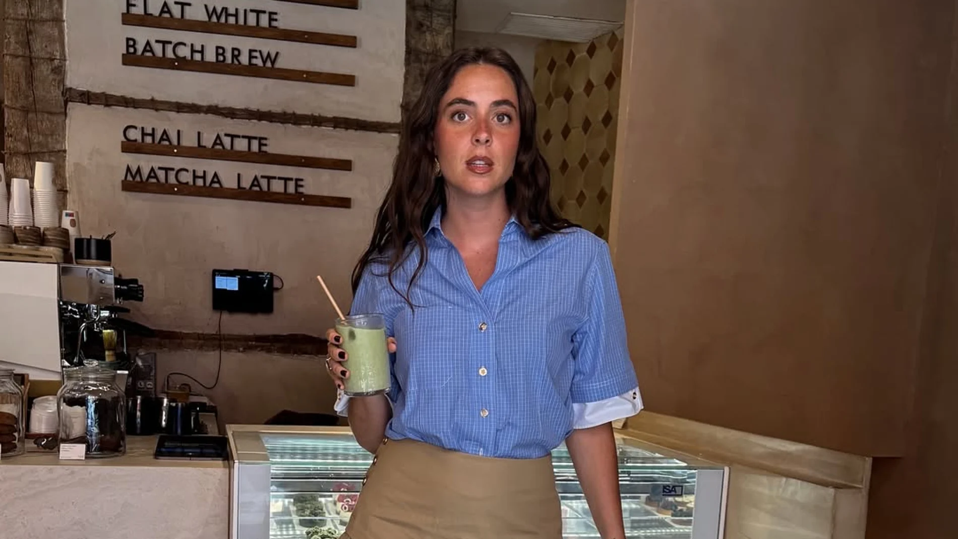 Influencer con look de oficina para verano.