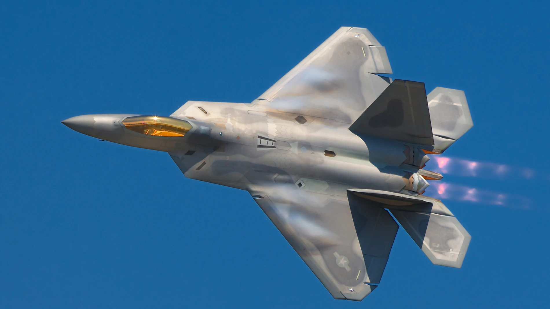 Aparece un avión de combate volando por el cielo