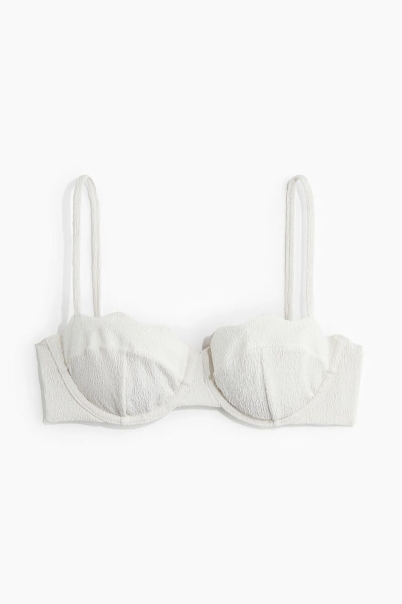 Top de bikini en blanco.