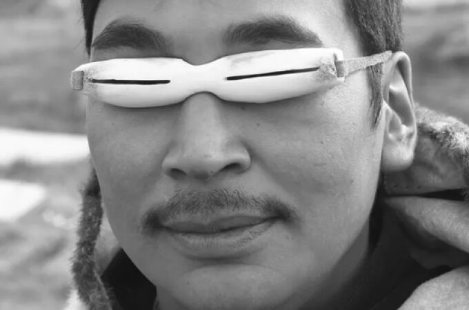 Un inuit llevando un modelo de las conocidas como "ilgaak"