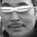 Un inuit llevando un modelo de las conocidas como "ilgaak"