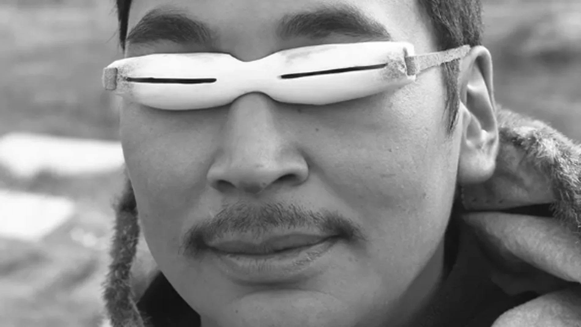 Un inuit llevando un modelo de las conocidas como "ilgaak"