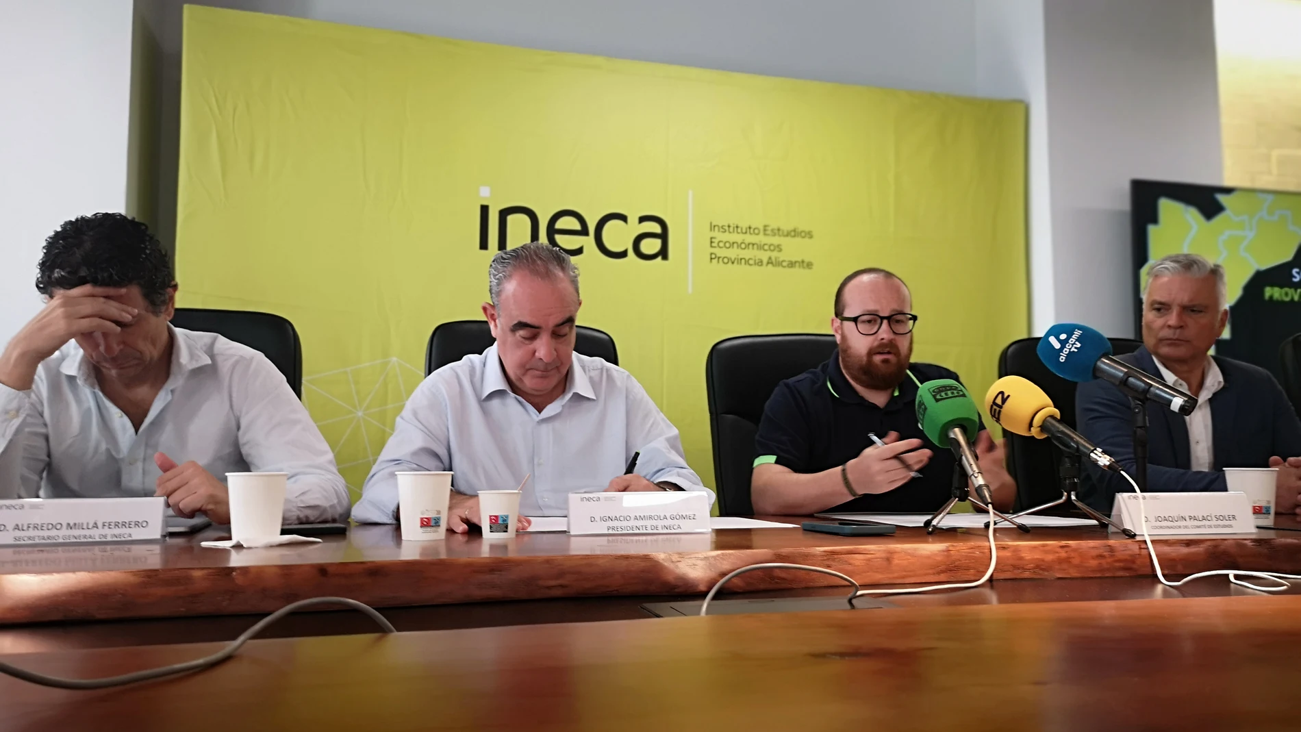 Un momento de la presentación hoy en rueda de prensa del informe de coyuntura económica de la provincia de Alicante del primer trimestre del año por parte de Ineca