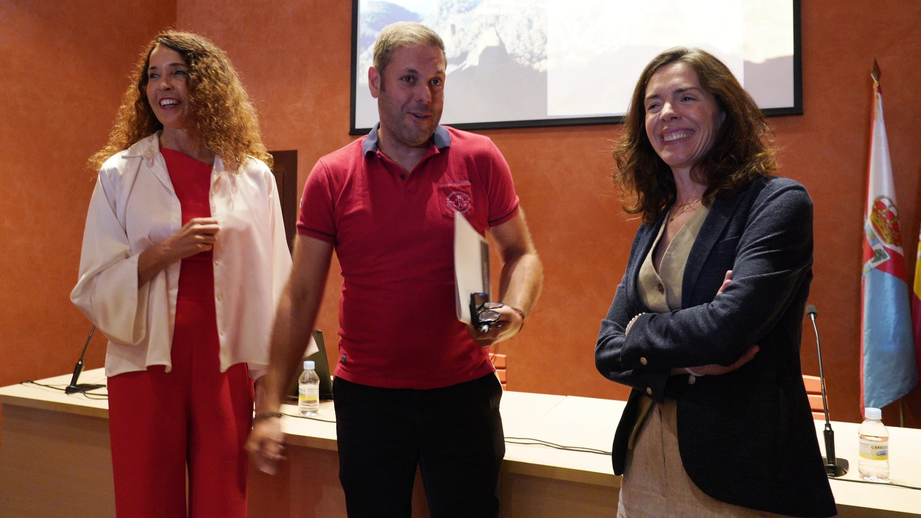 La gerente de la Fundación Las Médulas, Marián Revuelta (I), junto a la CEO de Spain Is Excellence, Ana Alonso (C), y el concejal de Infraestructuras, Medio Rural, Turismo, Patrimonio Histórico y Salubridad y Protección Animal del Ayuntamiento de Ponferrada, Iván Alonso,, durante el encuentro ‘Las Médulas, un destino de excelencia’