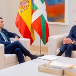 Sánchez y Pradales se reúnen en Moncloa para abordar el traspaso del primer bloque de la Seguridad Social