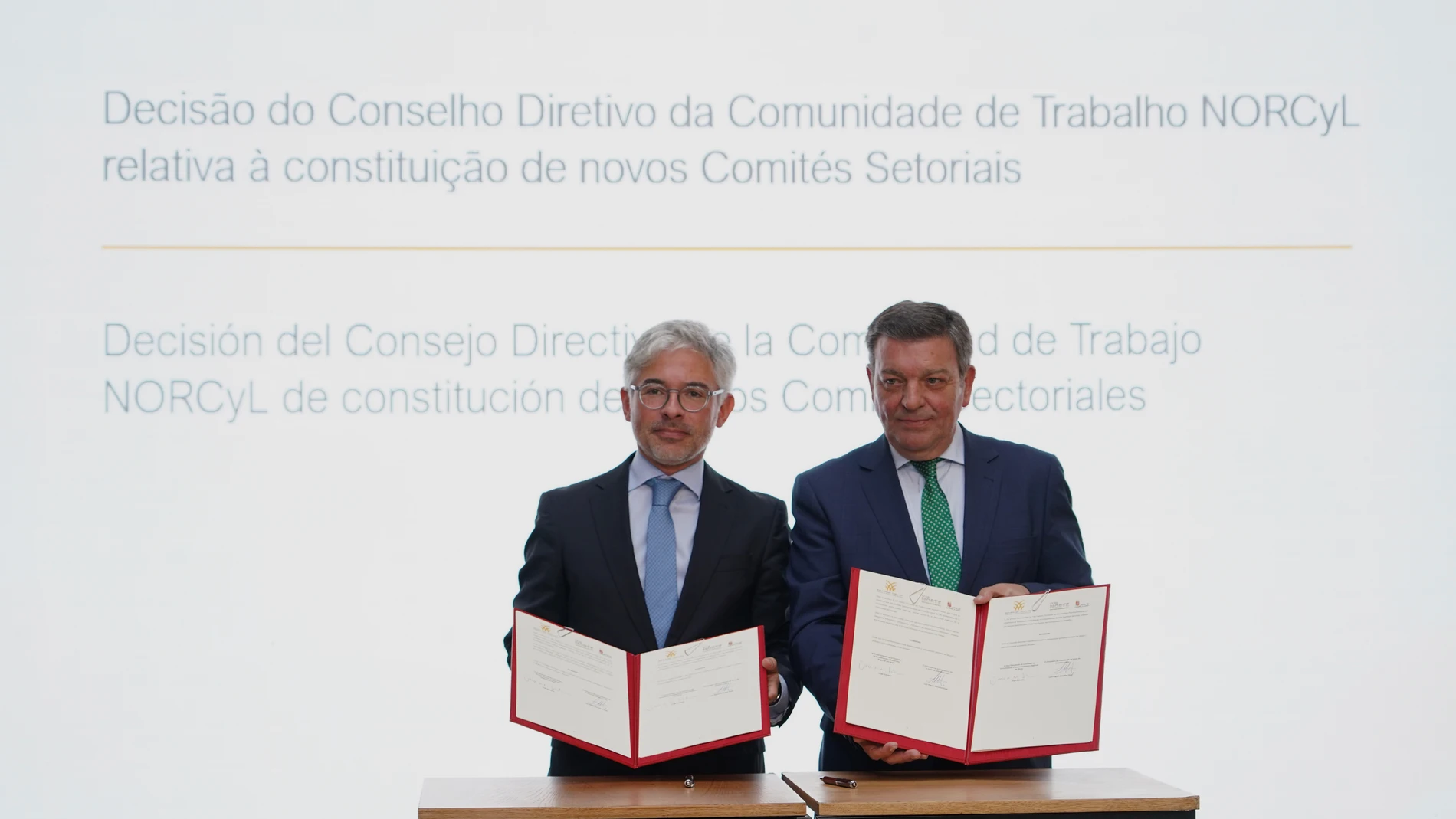 El vicepresidente de la CCDR Norte Jorge Sobrado y el consejero de Presidencia Luis Miguel González Gago firman la Decisión de Constitución de nuevos Comités Sectoriales