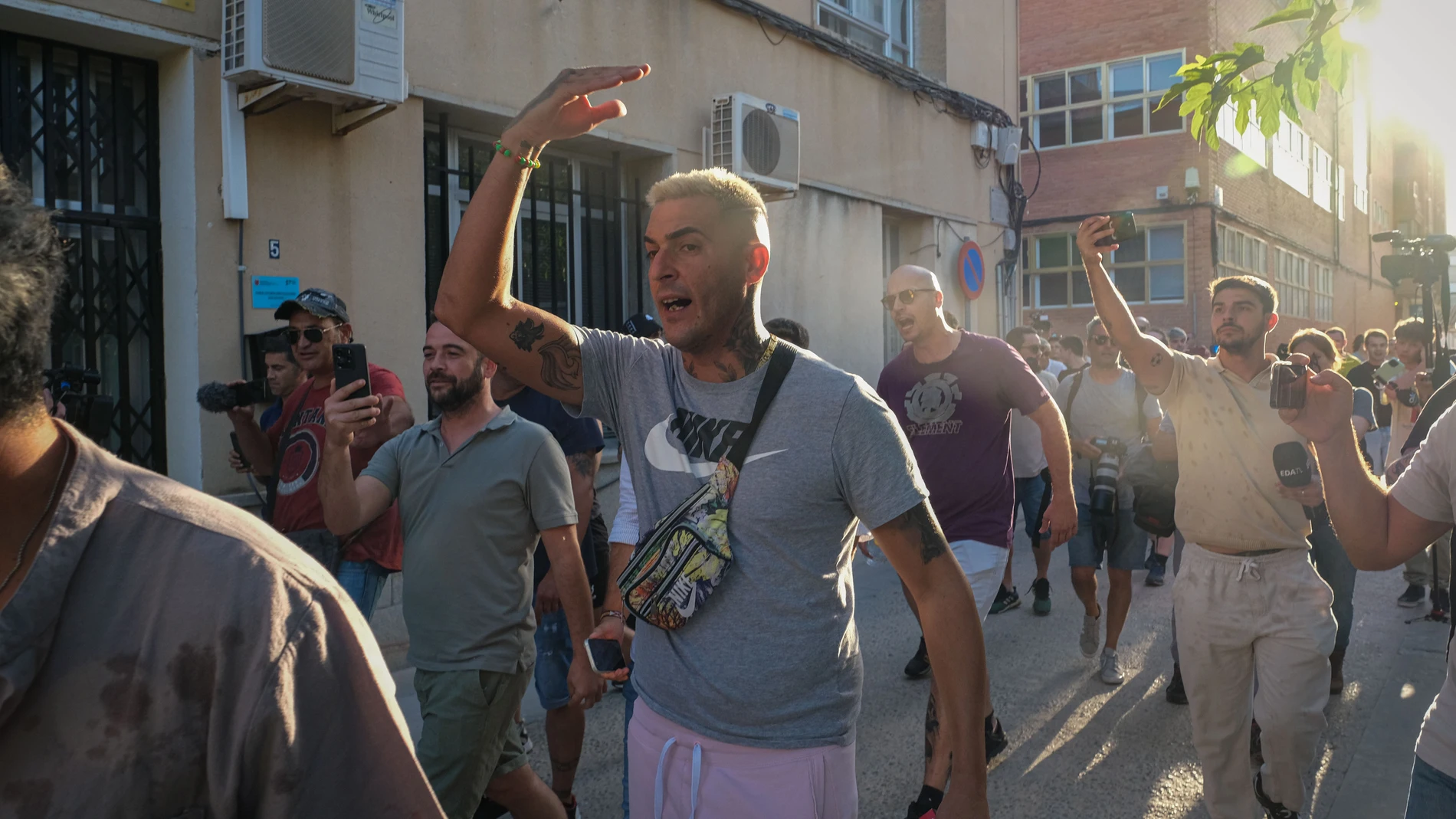 TORRE PACHECO (MURCIA), 15/07/2025.- Varias personas expulsan a una presentadora de TVE este martes de una concentración en Torre Pacheco (Murcia). La Guardia Civil ha impedido la manifestación prevista para las 20:00 horas a las puertas del Ayuntamiento de Torre Pacheco para evitar altercados ante la presencia de grupos ultra en la población. Según fuentes cercanas al instituto armado consultadas por EFE, los agentes están invitando a los asistentes a abandonar la zona, en la que se encontra...