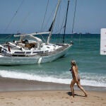 Un velero lleva encallado desde el sábado en la playa de El Saler, en València
