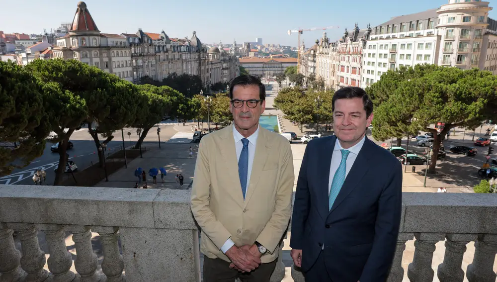 Fernández Mañueco junto al alcalde de Oporto, Rui Moreira