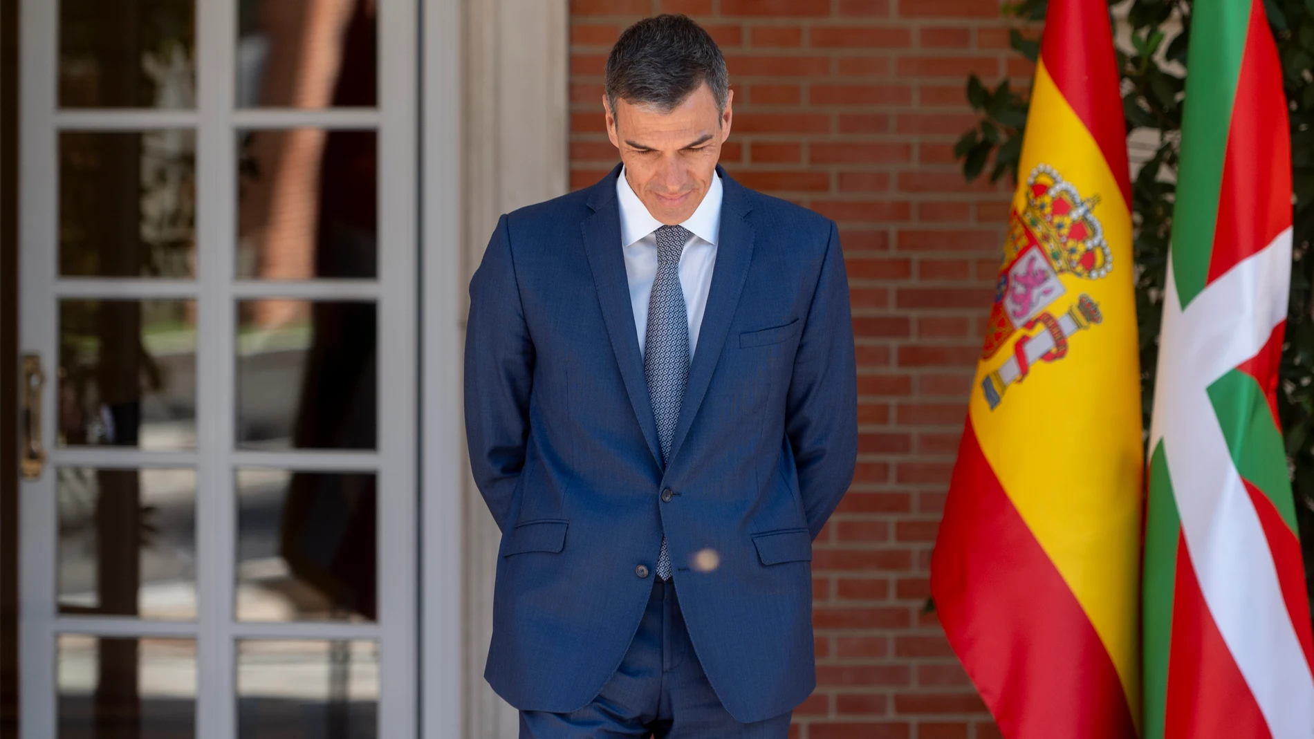 El presidente del Gobierno, Pedro Sánchez, antes de un encuentro con el lehendakari, Imanol Pradales, en el Palacio de La Moncloa, a 15 de julio de 2025, en Madrid (España). Durante la reunión abordan las transferencias pendientes -entre ellas el primer bloque de la Seguridad Social-, en el marco de la Comisión Bilateral de Cooperación. El orden del día incluye otros asuntos como la gestión migratoria, la inversión en redes eléctricas o el reconocimiento del euskera en la UE. 15 JULIO 2025;S...