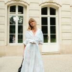 Influencer con 'total look' en blanco.
