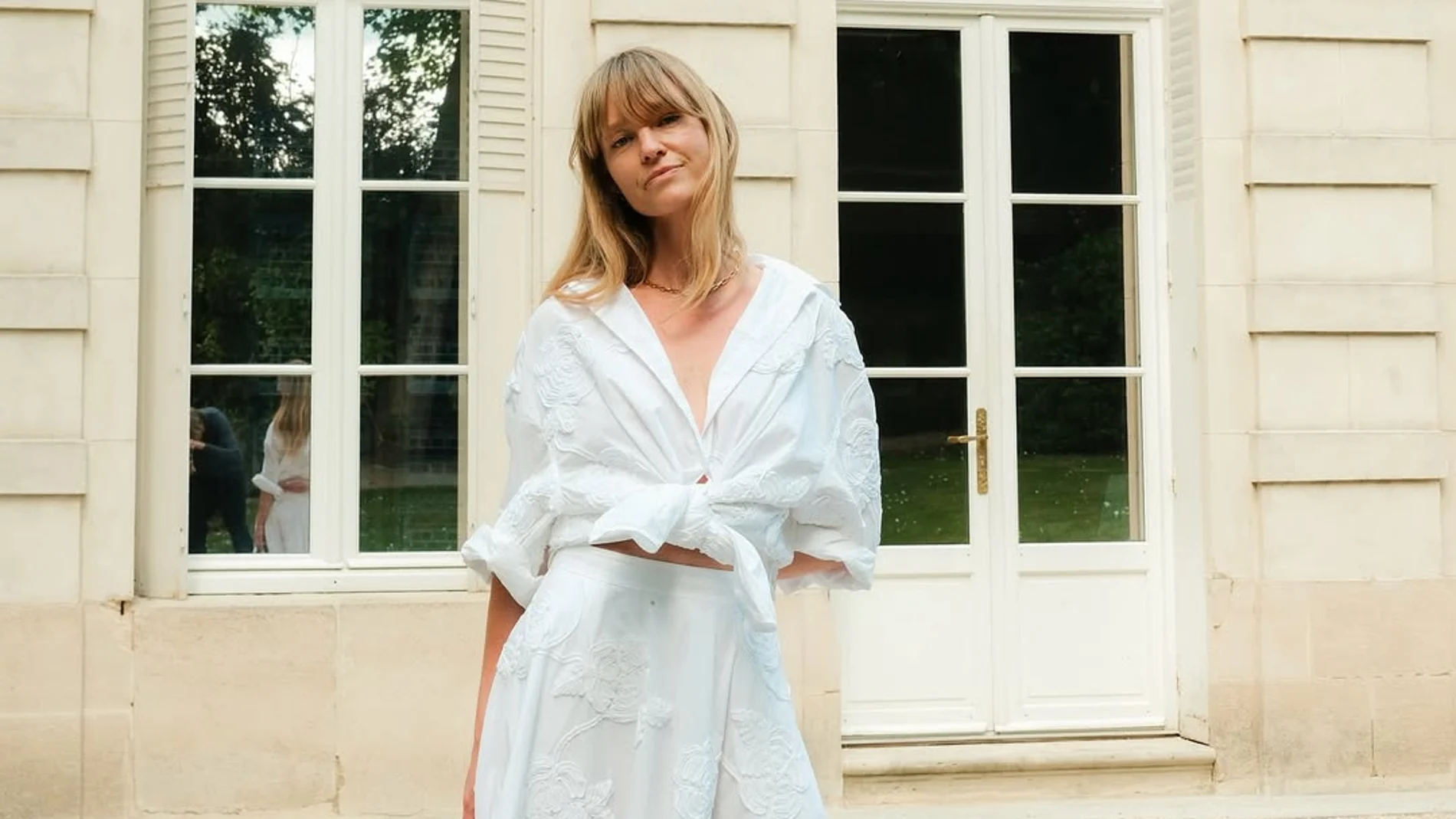 Influencer con 'total look' en blanco.