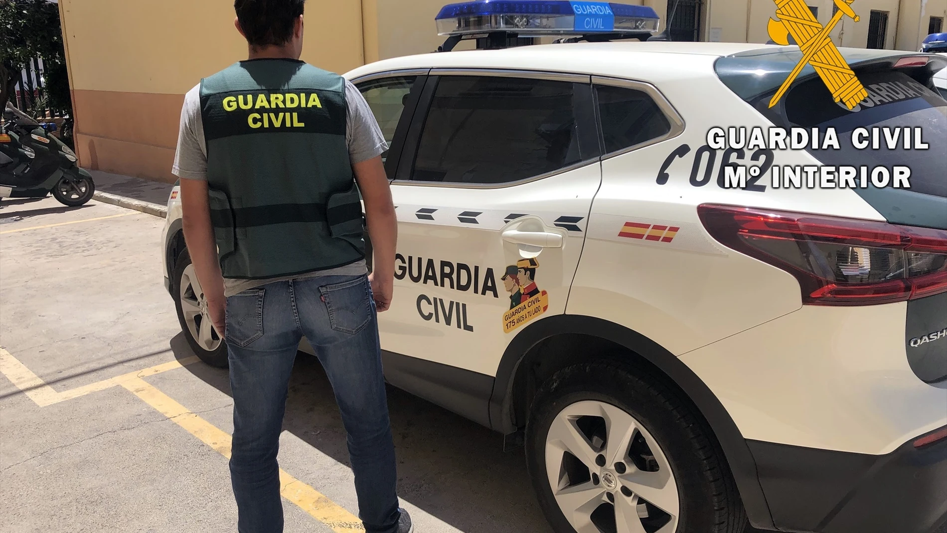 Un agente de Guardia Civil junto a un coche en Almería