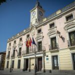El Pleno solicita al Gobierno el cierre del CAED y reprueba al delegado con los votos de PP y Vox