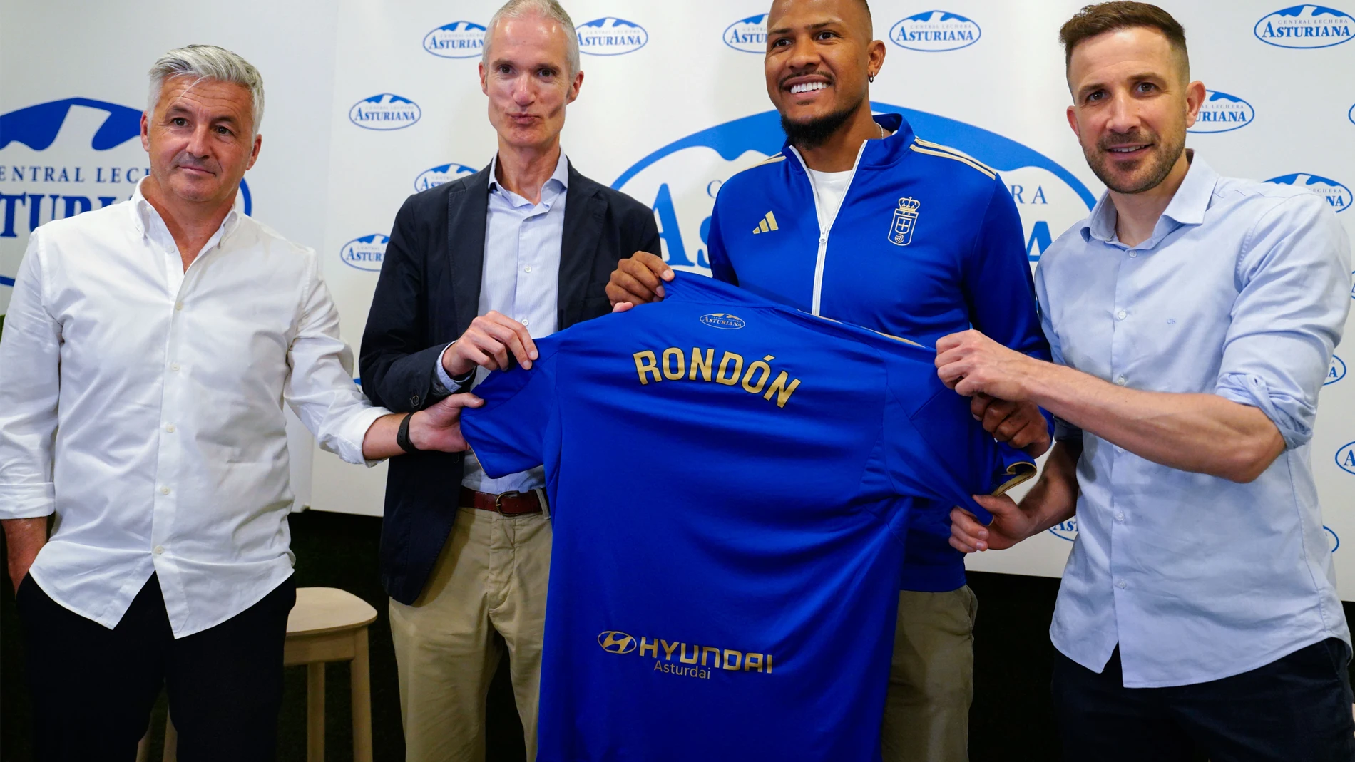 OVIEDO, 15/07/2025.- El jugador venezolano Salomón Rondón (2d) es presentado como nuevo jugador del Real Oviedo, junto al director general de CAPSA, Jose Armando Tellado (2i), Roberto Suárez (izda) y Agustín Lleida. EFE/Paco Paredes