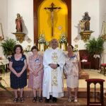 Ángeles posa junto a sus compañeras reconocidas con la medalla y el párroco de Santa Catalina