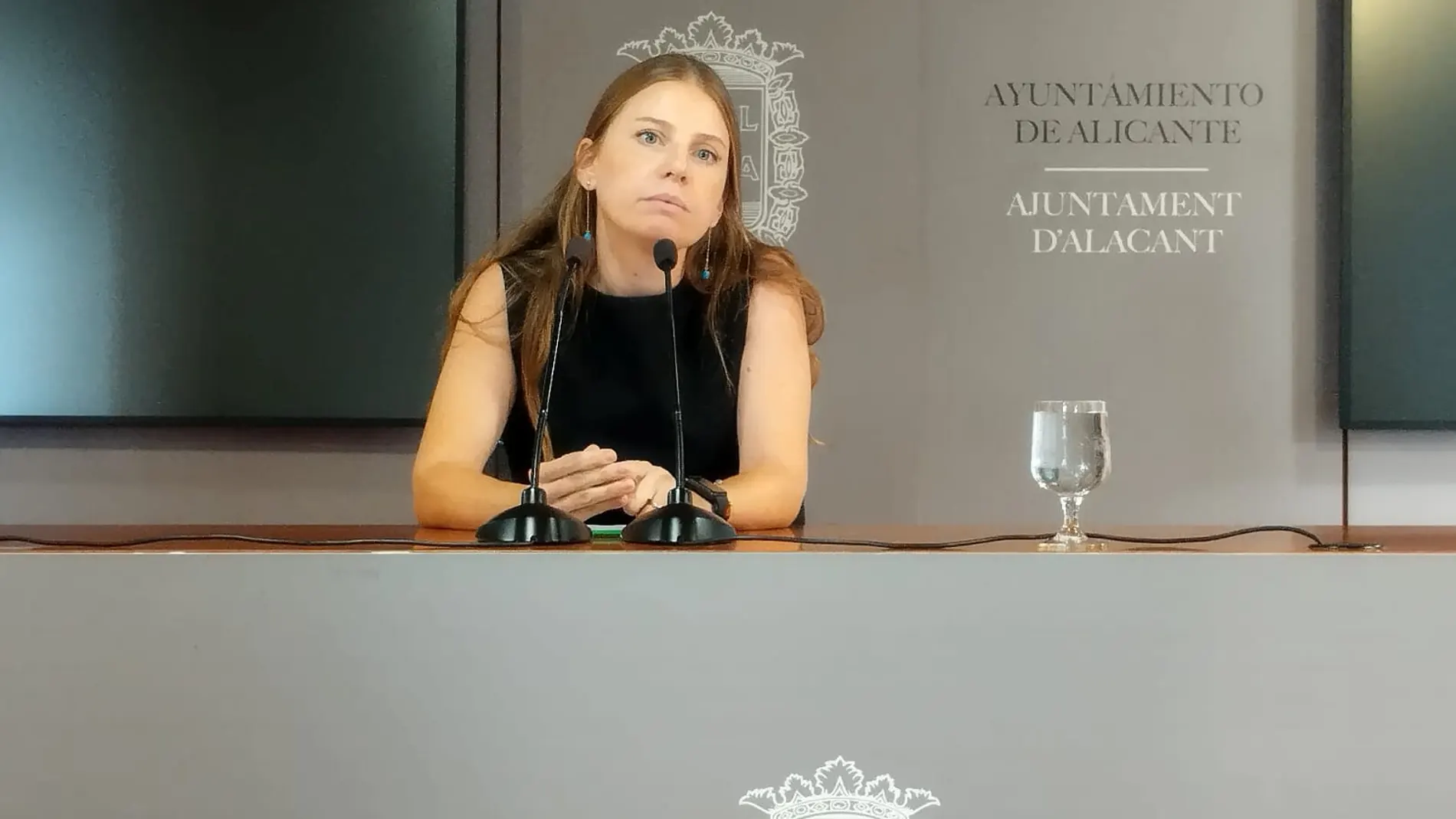 La concejala de Urbanismo, Rocío Gómez, hoy en rueda de prensa en Alicante, explicando la nueva normativa municipal sobre apartamentos turísticos