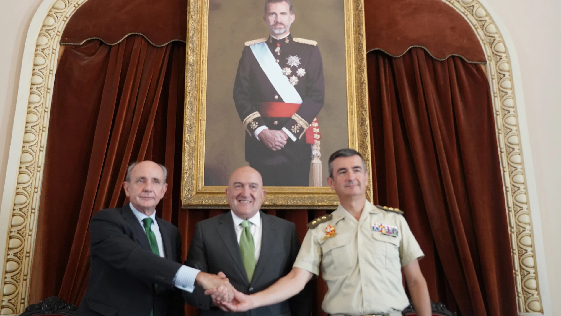 El alcalde de Valladolid, Jesús Julio Carnero, y el director de la Fundación Iberdrola España, Ramón Castresana, firman, en presencia del coronel director de la Academia de Caballería, Francisco Javier López Villar, un convenio de colaboración para dotar de una nueva iluminación ornamental exterior a la Academia de Caballería.