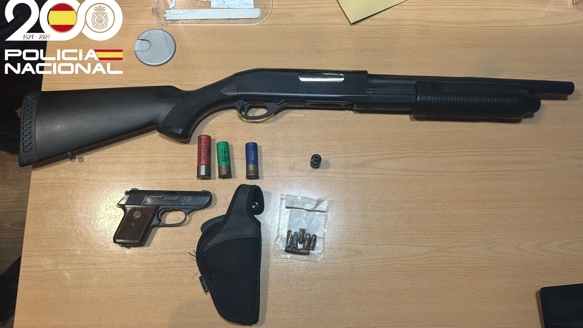 Las armas empleadas por el arrestado. REMITIDA / HANDOUT por POLICÍA NACIONAL Fotografía remitida a medios de comunicación exclusivamente para ilustrar la noticia a la que hace referencia la imagen, y citando la procedencia de la imagen en la firma 16/07/2025