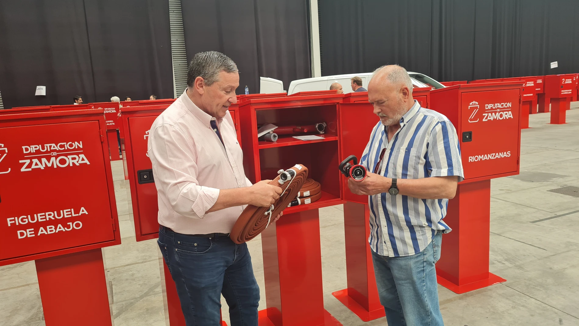 El presidente de la Diputación Javier Faúndez durante la entrega