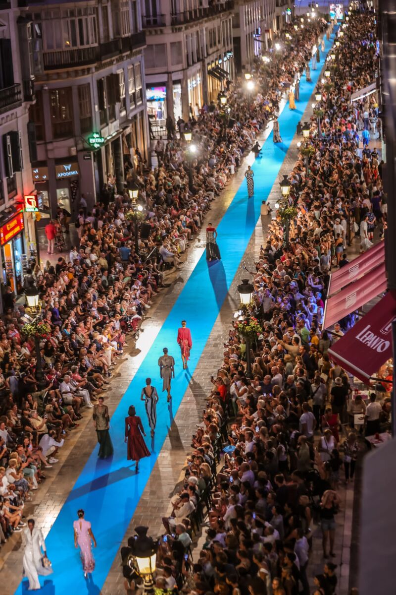 La Pasarela Larios es, con 350 metros de alfombra, la más larga de Europa
